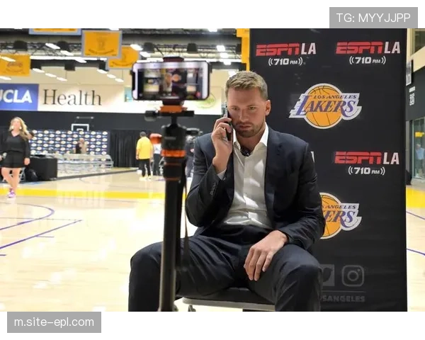 东契奇三节44分展现无解单打 湖人进攻体系完全围绕持球大核构建